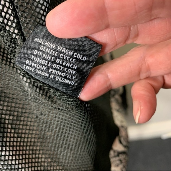 Me Jane Cropped Hooded Windbreaker Bomber Jacket Pink Black Snake Print Sz Small - Picture 12 of 12